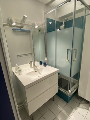 Dusche, Haartrockner, Toilettenpapier