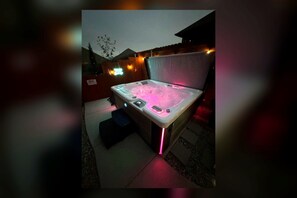 Bañera de hidromasaje al aire libre