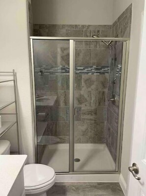 Dusche, Haartrockner, Handtücher, Toilettenpapier