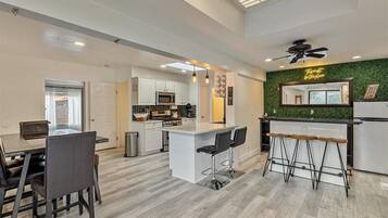 Frigorífico, microondas, horno y placa de cocina