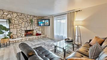 Een smart-tv en een open haard