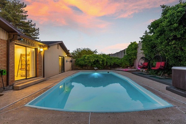 Una piscina al aire libre