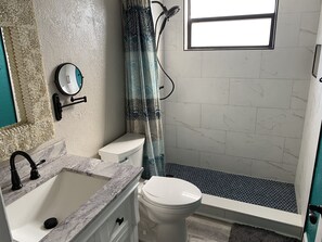 Dusche, Haartrockner, Handtücher, Seife