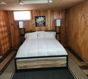 2 habitaciones, escritorio y tabla de planchar con plancha