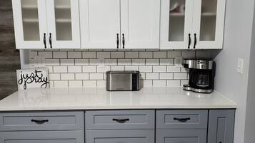 冰箱、微波炉、烤箱、炉灶