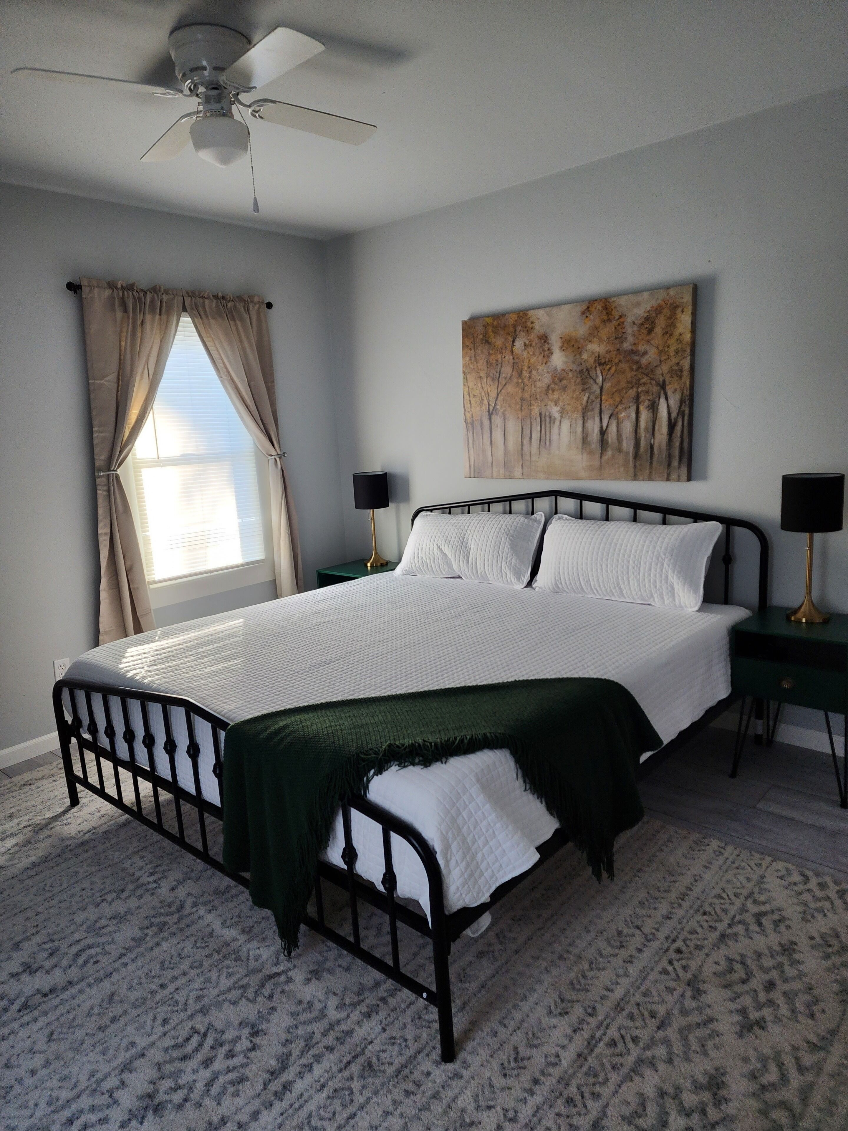 2 habitaciones, escritorio y tabla de planchar con plancha 