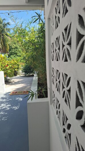 Exterior detail - Yellow Studio - Amanda's Place - Pool and Tropical garden (Caye Caulker)
