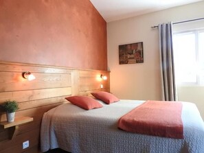 4 bedrooms, WiFi, bed sheets