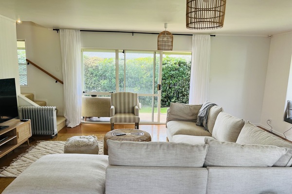 Smart TV, DVD player, livros, videoteca