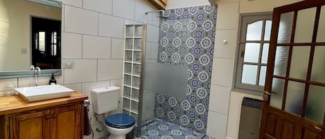 淋浴設備、風筒、坐浴桶、提供毛巾