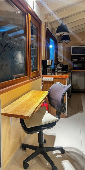 Fridge, oven, dishwasher, coffee/tea maker