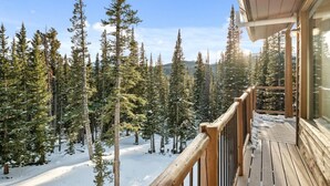 A wooden deck with a view of snow-covered trees and a clear sky. - Secluded 3bed/Hot tub/Views (Fairplay)