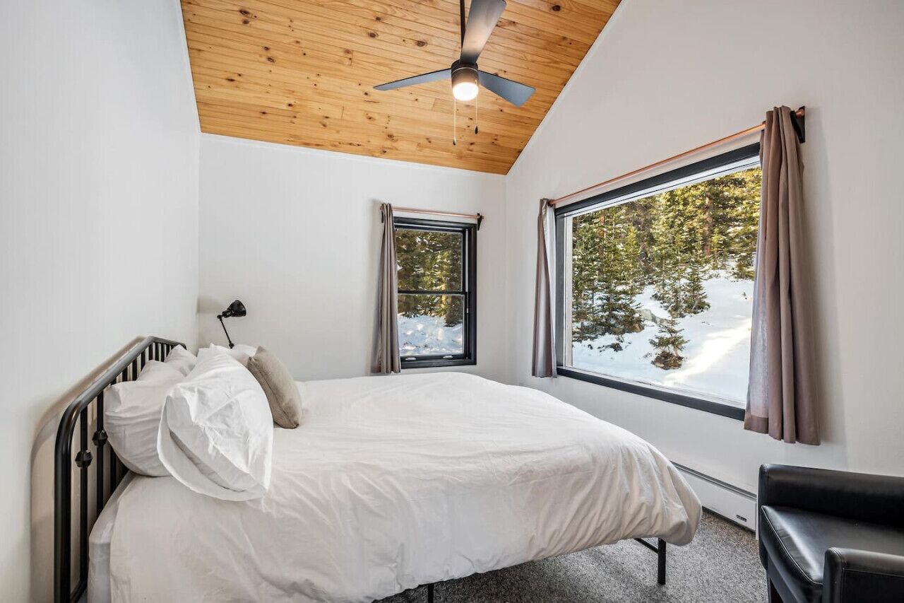 3 bedrooms, travel crib, WiFi, bed sheets