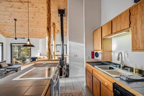 ثلاجة، ميكروويف، فرن، موقد طهي مسطح