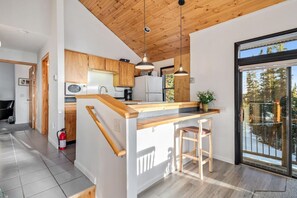 Fridge, microwave, oven, stovetop - Secluded 3bed/Hot tub/Views (Fairplay)