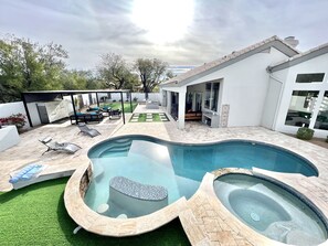 Alberca al aire libre y alberca climatizada