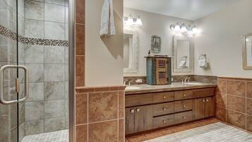 Condo, 2 Bedrooms | Bathroom | Towels, shampoo