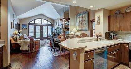 2br Condo In Arrowhead Village - 5 Minute Walk To Chairlift, Mountain Views! 2 Bedroom Condo by RedAwning