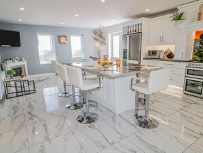 Tủ lạnh, máy rửa bát, ấm điện, lò nướng bánh mì