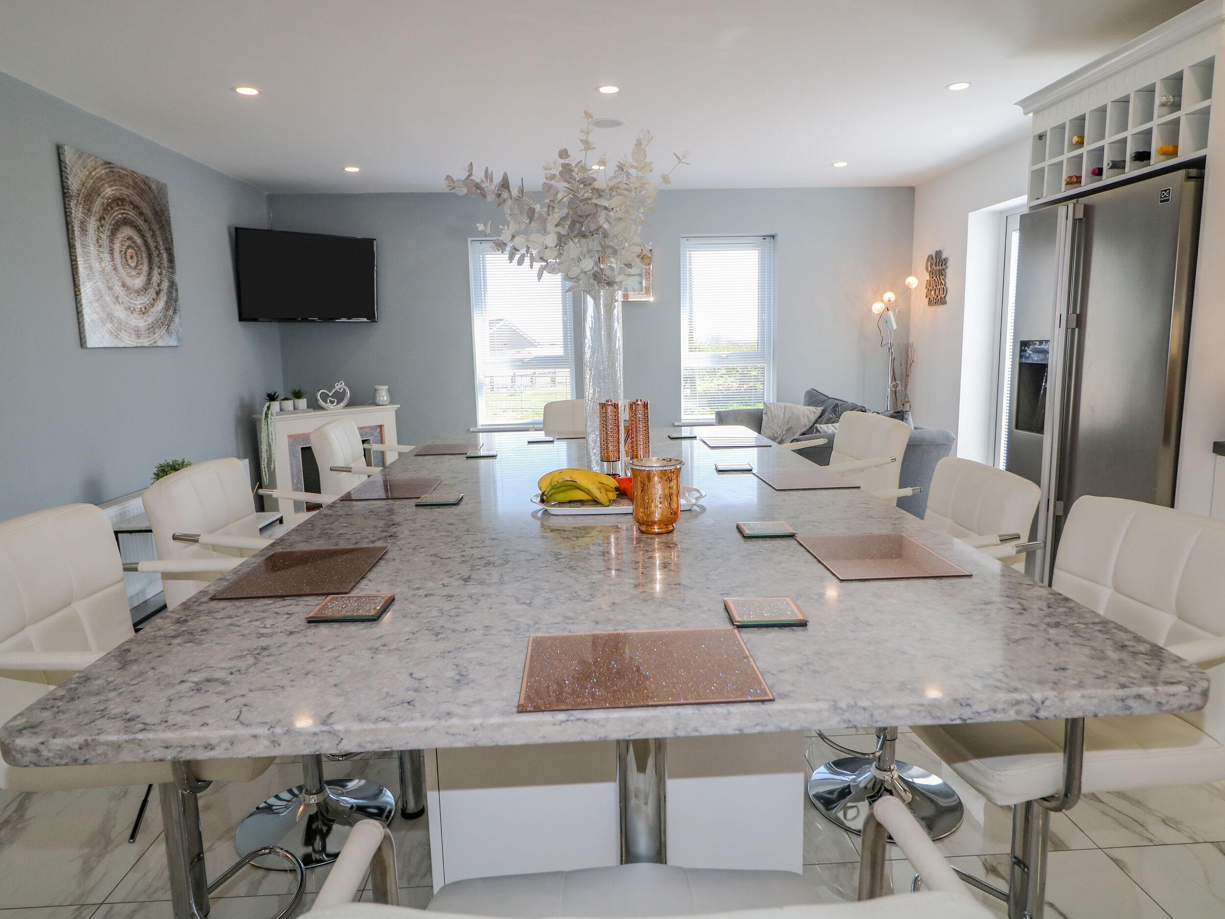 Een koelkast, een vaatwasser, een waterkoker, een broodrooster