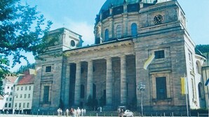 Ein historisches Gebäude mit einer großen Kuppel und klassischen Säulen.