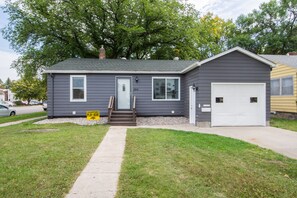 Exterior - Amazing 2 Bedroom 1 Bathroom Upper Level Home (Fargo)