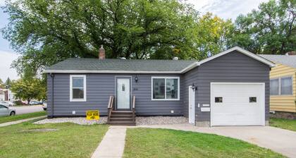 Amazing 2 Bedroom 1 Bathroom Upper Level Home