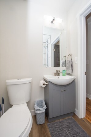 Asciugamani, sapone, shampoo, carta igienica