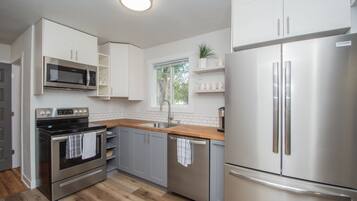 Køleskab, mikrobølgeovn, ovn, kogeplade