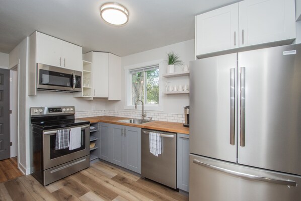 Frigorifero, microonde, forno, piano cottura