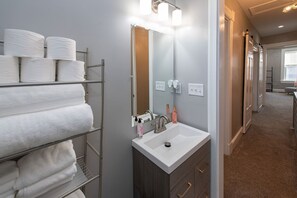 Townhome, Multiple Beds, Kitchen | Bathroom | Shower, hair dryer, towels - The Incline Suite 2 (Cincinnati)