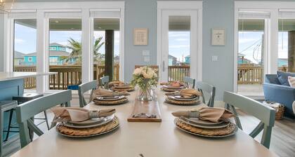 Great for Families + Sleeps 24 Comfortably + Tiki Bar + 3 Min Walk to the Beach