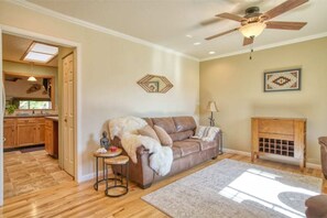 Smart TV, video games, computer monitors, printers - Comfy, Cozy Cabin Feel 3BD/2BA - Colorado Getaway (Longmont)