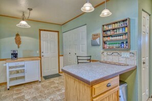 Interior - Comfy, Cozy Cabin Feel 3BD/2BA - Colorado Getaway (Longmont)