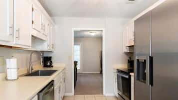 Full-size fridge, microwave, oven, stovetop