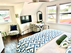 3 bedrooms, desk, iron/ironing board, free WiFi - 160' waterfront home on a point, fishing pier, game room, & more (Gun Barrel City)