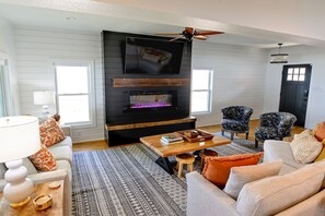 Smart TV, fireplace, ping pong - 160' waterfront home on a point, fishing pier, game room, & more (Gun Barrel City)