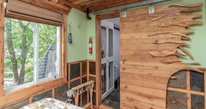 Quirky Fun B&B: Tree House Unit- Pet friendly