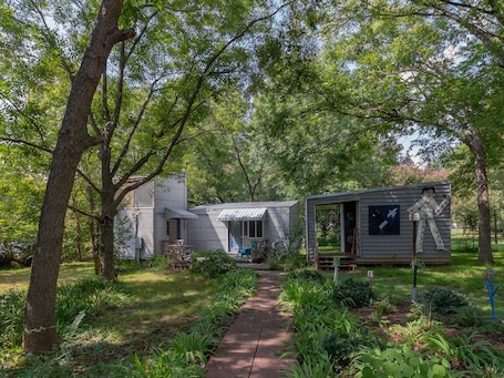 Exterior. Quirky Fun B&B: Tree House Unit- Pet friendly