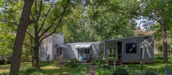 Quirky Fun B&B: Tree House Unit- Pet friendly