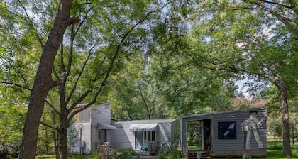 Quirky Fun B&B: Tree House Unit- Pet friendly