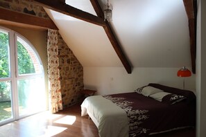 3 soverom, strykejern/-brett, reiseseng for barn og internettilgang