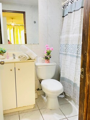 Een douche, handdoeken