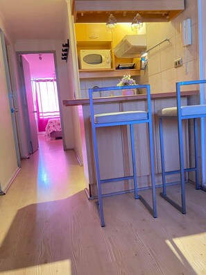 Superior appartement (1601) | Privékeuken | Een koelkast, een microgolfoven, kookgerei, borden en bestek