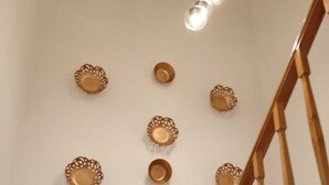 Eine Treppe mit hölzernen Geländern und einer Wand mit verzierten Metallplatten.