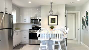 Jääkaappi, mikroaaltouuni, uuni, liesi