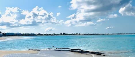 靠近海滩、沙滩椅、沙滩毛巾