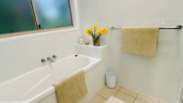 Regadera, amenidades de baño ecológicas, secadora de cabello, toallas