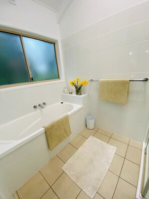 Regadera, amenidades de baño ecológicas, secadora de cabello, toallas