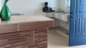 Toaster, coffee grinder, cookware/dishes/utensils, paper towels - Yulibery Peguero (Punta Cana)